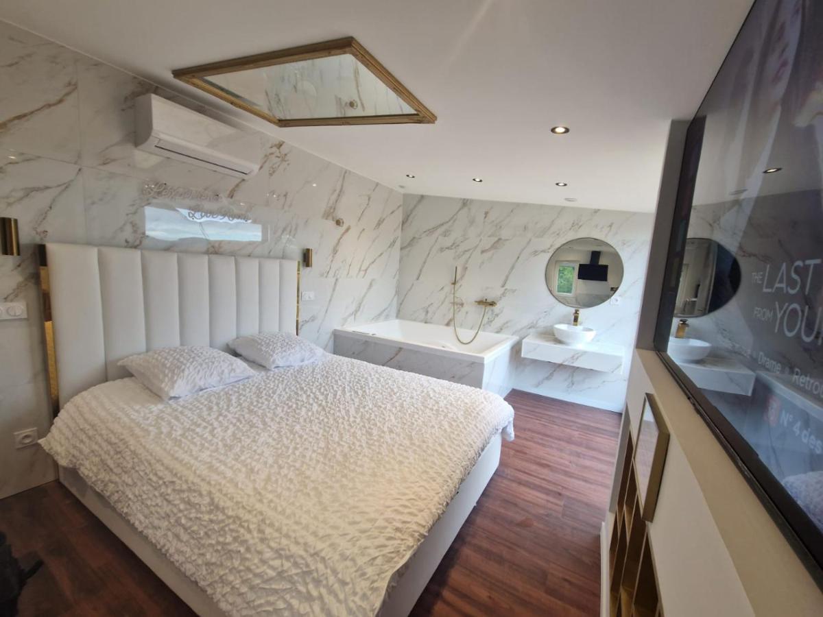 L'Experience Love Room Saint-Jean-Bonnefonds Exterior photo