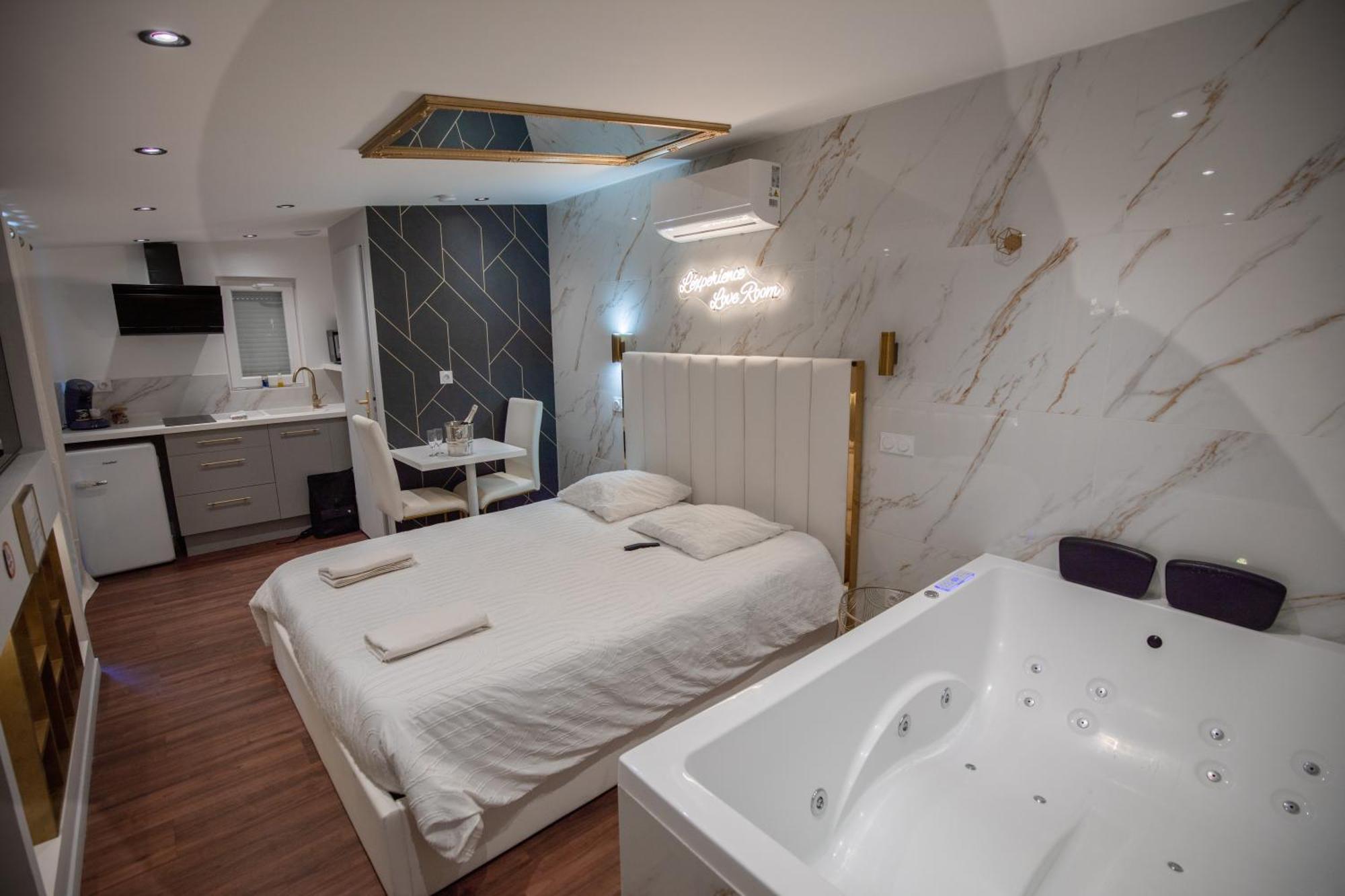 L'Experience Love Room Saint-Jean-Bonnefonds Exterior photo